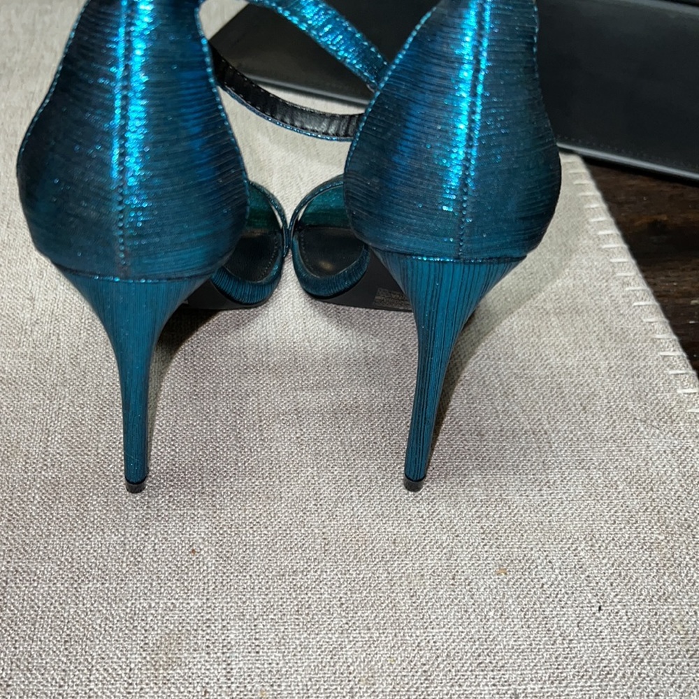 Never worn women’s heel size 8 shimmery blue/green. No box - Picture 2 of 5